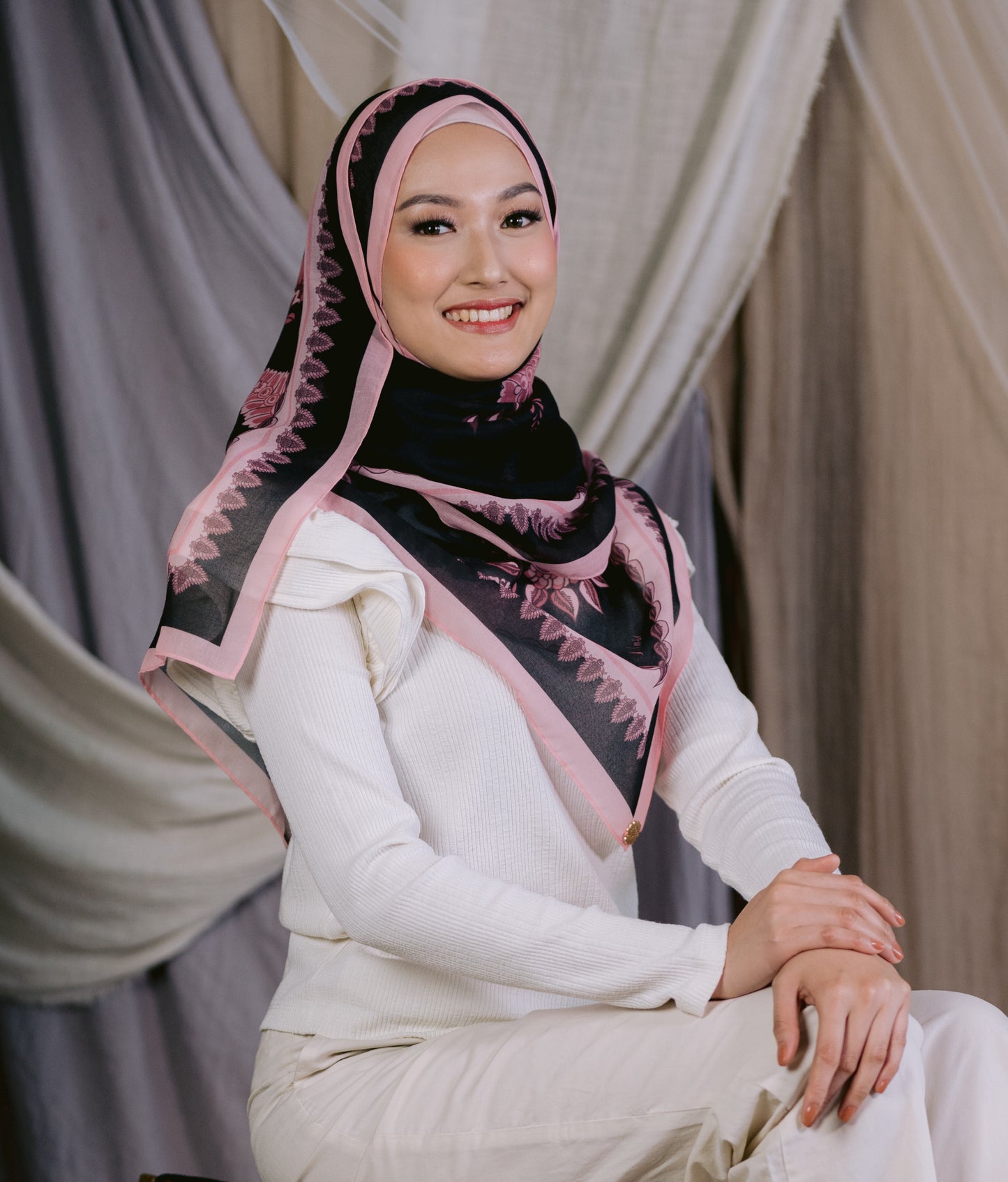 Indira Shawl in Black Pink