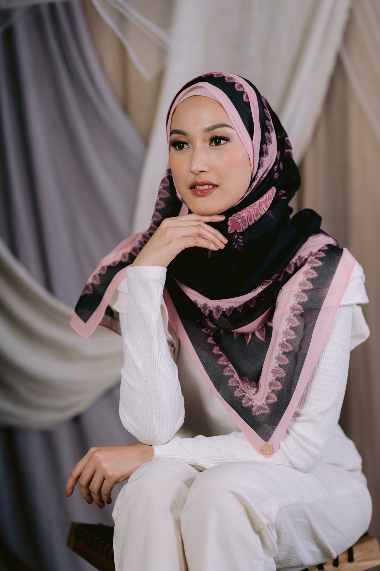 Indira Shawl in Black Pink