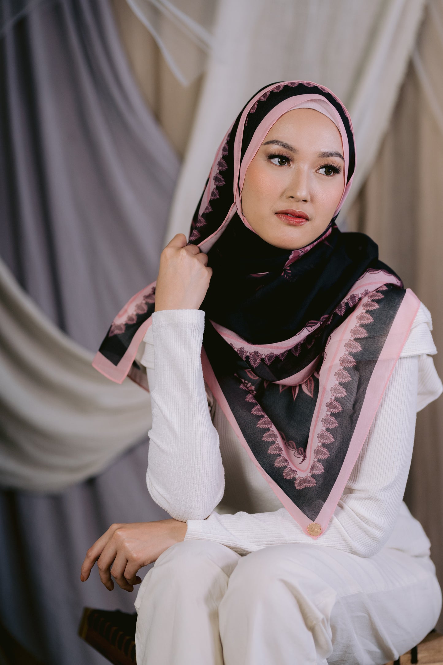 Indira Shawl in Black Pink